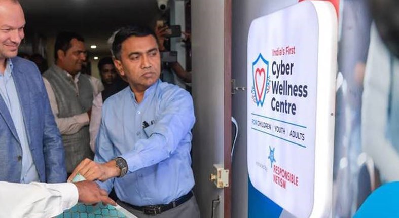 Aurelien Mamou, Senior Vice President, HR Business Partner, Michiel Wisbrun, Site General Manager of Teva Goa and Dr. Pramod Sawant, the Honorable Chief Minister of Goa, unveiling the Center signboard.